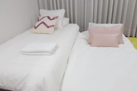 Luxury 3 Bedroom Penthouse With Private Garage *