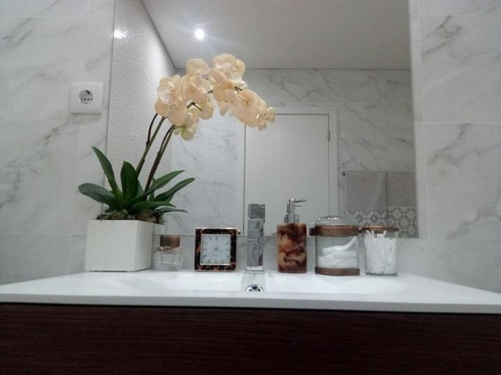 Luxury 3 Bedroom Penthouse With Private Garage *