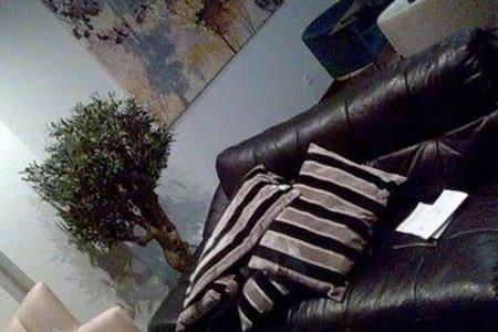 Apartment Luxury 3 Bedroom Penthouse With Private Garage *