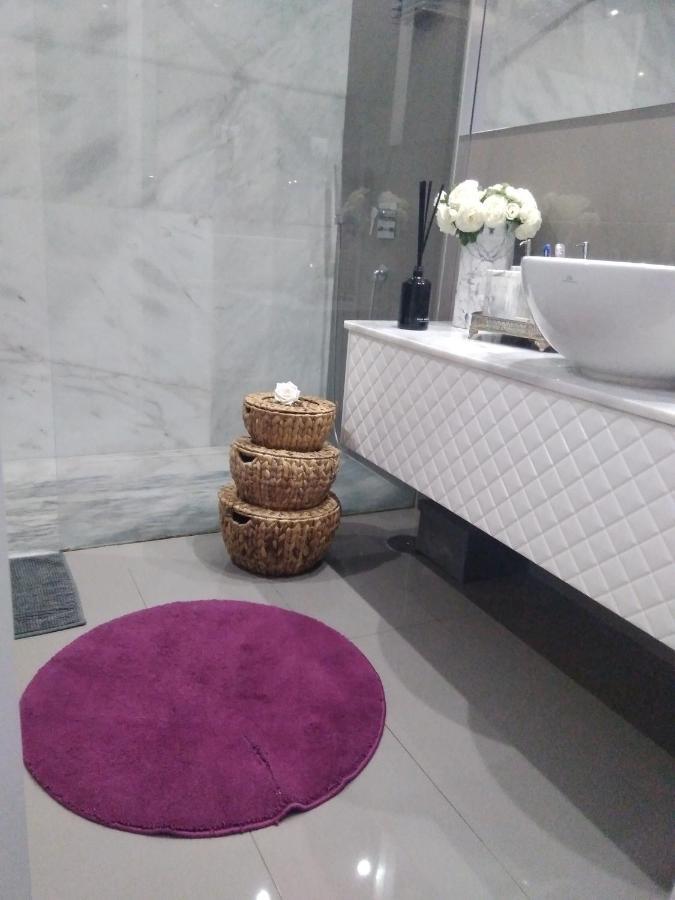 Luxury 3 Bedroom Penthouse With Private Garage *