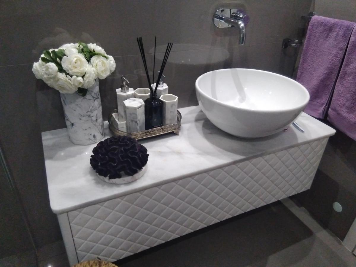 Luxury 3 Bedroom Penthouse With Private Garage *